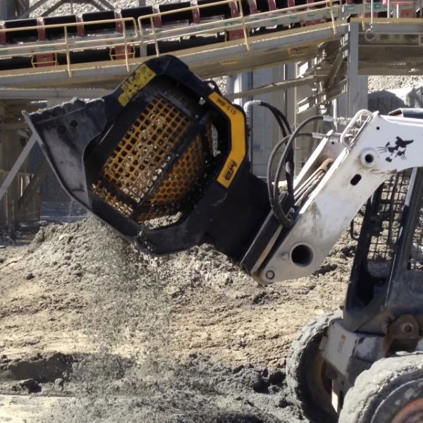 Excavadora Kubota ligera usando cuchara cribadora MB-S10 S4 para cribar grava.