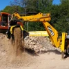 Cargadora trabajando con cuchara MB-S10 S4 en planta de reciclaje industrial.