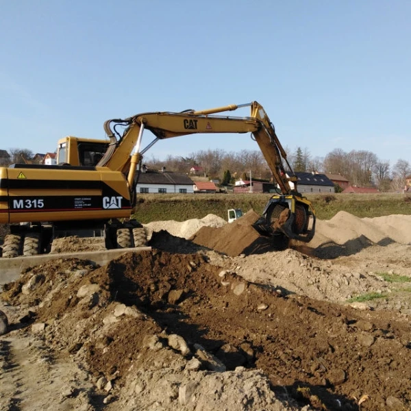 MB S14 S4 acoplada a excavadora CAT M315 cribando tierra en obra.