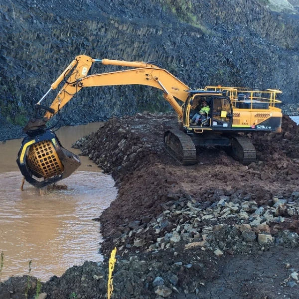 MB-S23 cribando en zona con agua y barro.