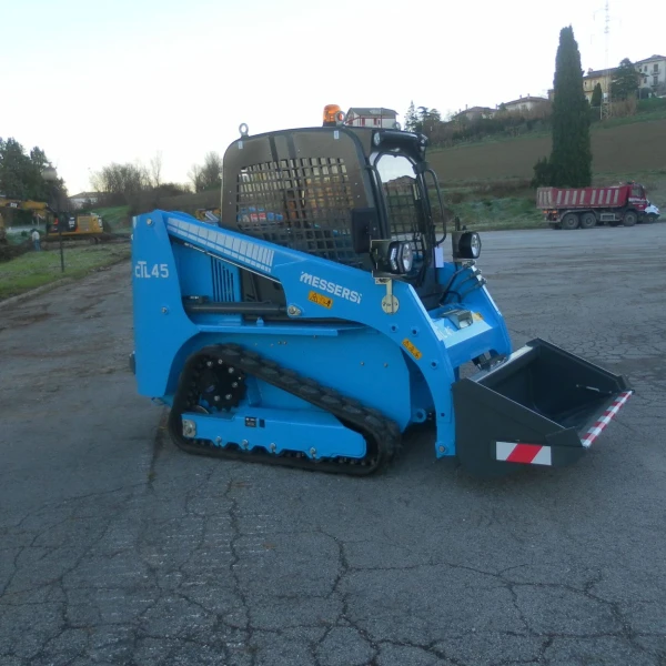 Messersi CTL45 minicargadora de dirección deslizante en campo.