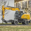 Excavadora de ruedas SANY SY175W en movimiento, ideal para construcción y obra civil.