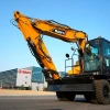 Excavadora de ruedas SANY SY175W con quinta botella, frente a instalaciones de SANY.