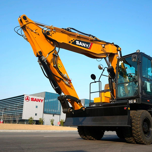 Excavadora de ruedas SANY SY175W con quinta botella, frente a instalaciones de SANY.