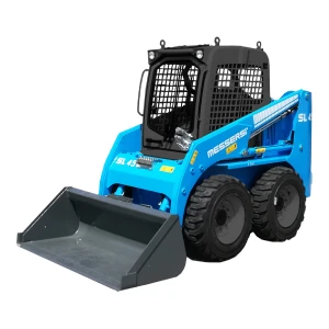 Minicargadora Messersi SL45, cargadora compacta de alta eficiencia con cabina ROPS/FOPS y servocontroles hidráulicos.
