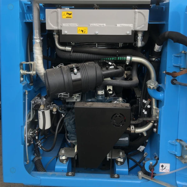 Motor diésel de la minicargadora Messersi SL45, mostrando su sistema de transmisión hidráulica y diseño robusto.