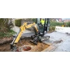 La SANY SY18U excavando con precisión en zona residencial, ideal para jardinería, saneamiento y obras ligeras con maniobrabilidad total.