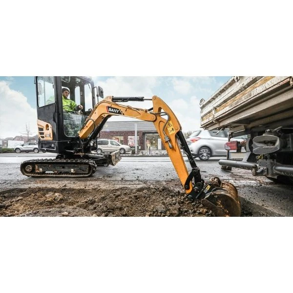 La SANY SY18U excavando con precisión en zona residencial, ideal para jardinería, saneamiento y obras ligeras.