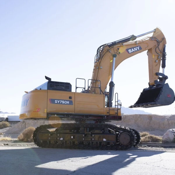 Vista lateral de la excavadora SANY SY750H sobre cadenas, equipada con brazo monoblock y motor Cummins para excavaciones de alto rendimiento.