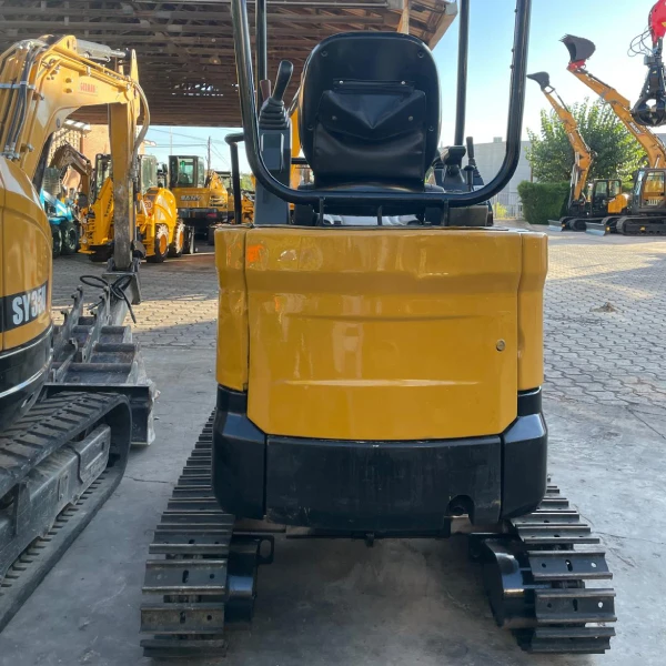 parte trasera de la miniexcavadora sany sy16c en obra