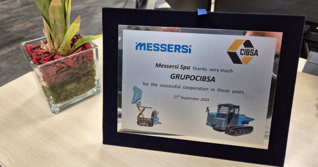 Placa conmemorativa del 25 aniversario de Messersi, agradecimiento a Grupo Cibsa por la cooperación en la fabricación de dumpers.