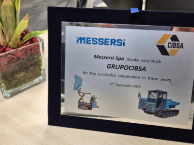 Placa conmemorativa del 25 aniversario de Messersi, agradecimiento a Grupo Cibsa por la cooperación en la fabricación de dumpers.