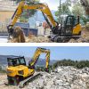 Excavadora Sany SY80U operando en terrenos difíciles, ideal para construcción en áreas complicadas.