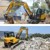Excavadora Sany SY80U operando en terrenos difíciles, ideal para construcción en áreas complicadas.