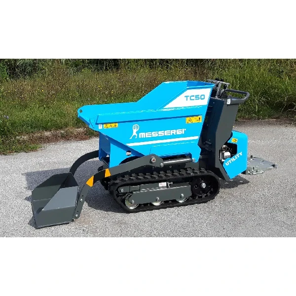 Minidumper Messersi TC50 compacta descargando materiales en obra.
