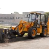 Venieri 10.23E trabajando en una obra urbana con un operario manejando la máquina.