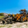 Venieri 10.23E equipada con un implemento adicional trabajando en la obra.