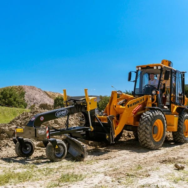 Venieri 10.23E equipada con un implemento adicional trabajando en la obra.