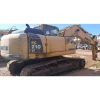 Vista lateral de la excavadora hidráulica KOMATSU PC210NLC-8 equipada con un sistema hidráulico avanzado para maniobras precisas.