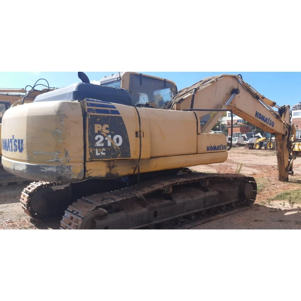 Vista lateral de la excavadora hidráulica KOMATSU PC210NLC-8 equipada con un sistema hidráulico avanzado para maniobras precisas.