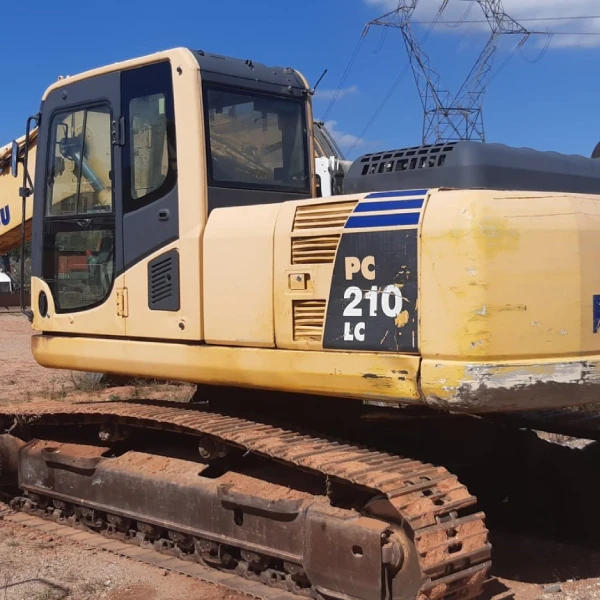Rendimiento KOMATSU 210 PC210NLC-8 mostrando su alto rendimiento operativo y eficiencia energética en diversas condiciones de trabajo.