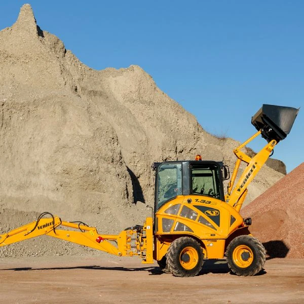 Venieri 1.33C con brazo excavador trasero extendido.