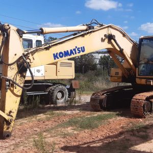 Excavadora KOMATSU PC210NLC-8 en su entorno de trabajo, destacando su estructura robusta y capacidad de rendimiento.