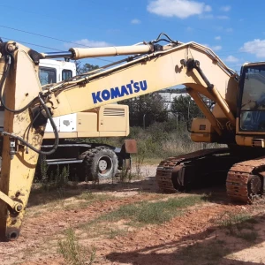 Excavadora KOMATSU PC210NLC-8 en su entorno de trabajo, destacando su estructura robusta y capacidad de rendimiento.