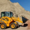 Maquinaria construcción Venieri 1.33C trabajando en zona urbana.