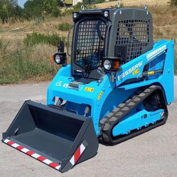 Minicargadora de cadenas Messersi CTL45, diseñada para trabajos exigentes con sistema de transmisión hidráulica.