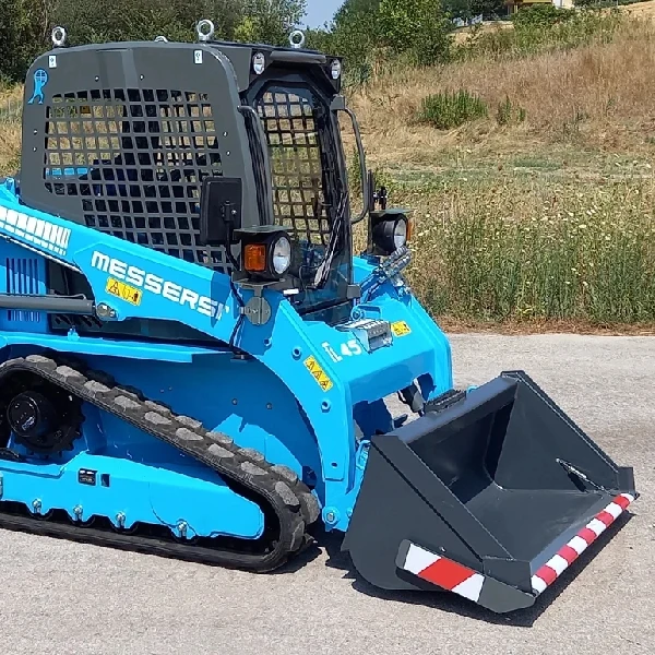 Lateral de la Messersi CTL45, cargadora de orugas con sistema de dirección deslizante y motor diésel.