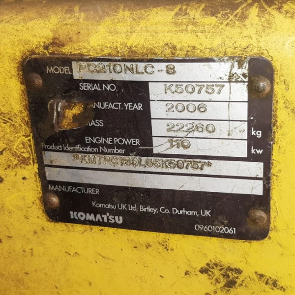 Vista del peso operativo de la excavadora KOMATSU PC210NLC-8 con capacidad máxima de 23,360 kg, ideal para proyectos de construcción que requieren maquinaria robusta y estable.