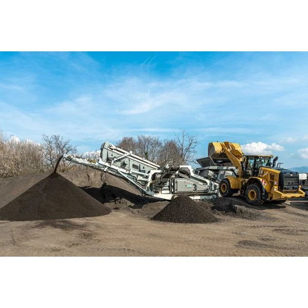 Reciclaje de residuos de construcción con la CAMS Centauro L120.56, destacando su capacidad para procesar materiales inertes y escombros.
