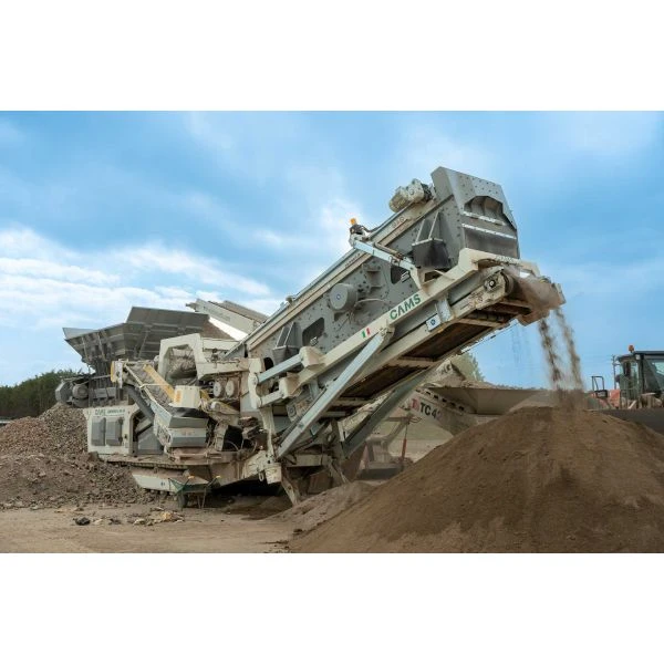 Reciclaje de residuos de construcción con la CAMS Centauro L120.56, destacando su capacidad para procesar materiales inertes y escombros.