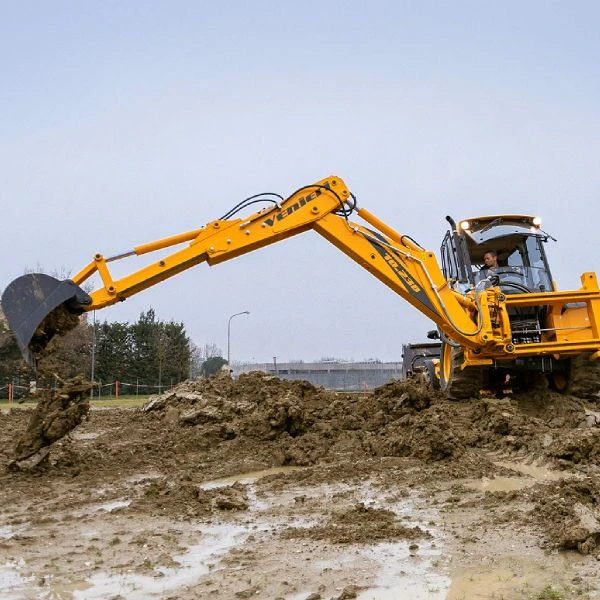 Venieri 10.23E trabajando con su brazo excavador extendido en un terreno fangoso.
