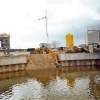 Venieri 10.23E realizando trabajos de excavación al lado de un río en un proyecto de construcción.