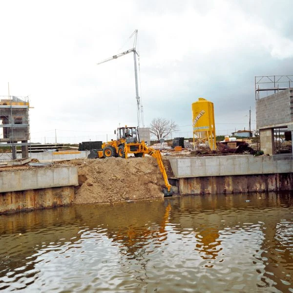 Venieri 10.23E realizando trabajos de excavación al lado de un río en un proyecto de construcción.