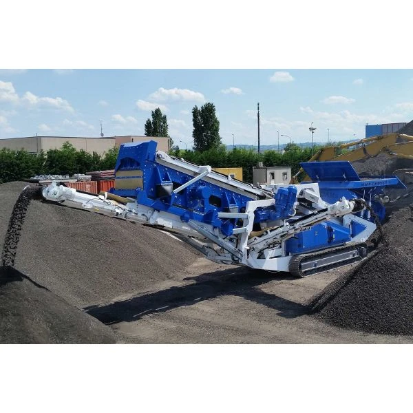 Trituradora de asfalto y hormigón CAMS Centauro L120.56 en acción, ideal para reciclaje de residuos de construcción con alta productividad.