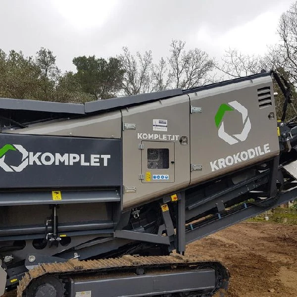 Trituradora de hormigón armado Komplet KROKODRILE, mostrando su capacidad para procesar materiales de alta resistencia con eficiencia.