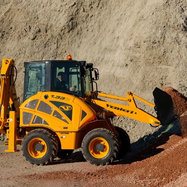 Venieri 1.33C excavando en una pendiente, mostrando su transmisión hidráulica Bosch Rexroth.