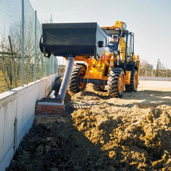 Venieri 8.23G Plus excavando cerca de un muro.
