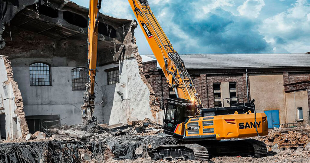 Día Internacional de la Demolición: SANY SY500HRD en proceso de demolición segura.