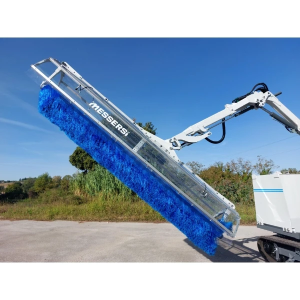 Messersi Roboklin 25 limpiando campo de paneles solares en exterior con operario.