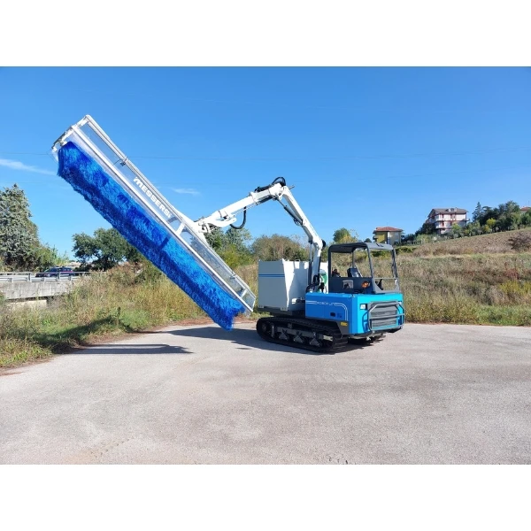 Cabina interior del Messersi Roboklin 25 con asiento ergonómico y mandos de control.