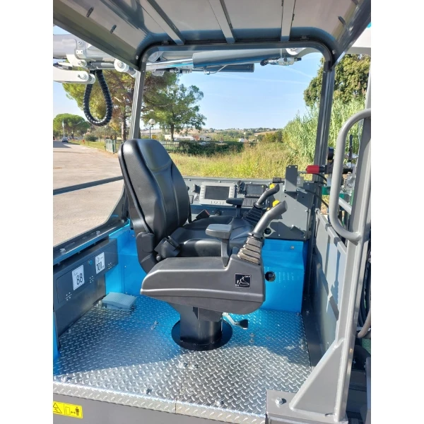 Interior de la cabina del Messersi Roboklin 25 con controles hidráulicos y visibilidad panorámica.