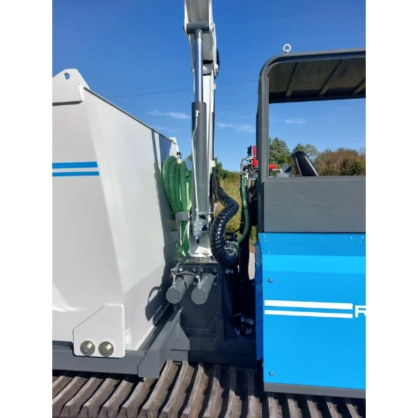 Detalle del cepillo rotativo del Messersi Roboklin 25 en posición de trabajo.