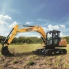 Excavadora SANY SY95C trabajando sobre terreno llano en campo abierto con motor Yanmar y brazo articulado.