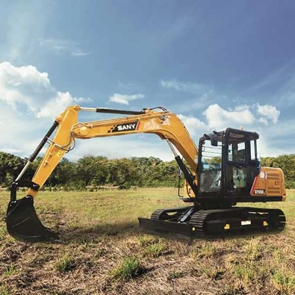 Excavadora SANY SY95C trabajando sobre terreno llano en campo abierto con motor Yanmar y brazo articulado.