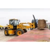 Venieri 10.63D cargando pacas de heno sobre una plataforma de transporte. Potente y versátil para trabajos agrícolas y de construcción.