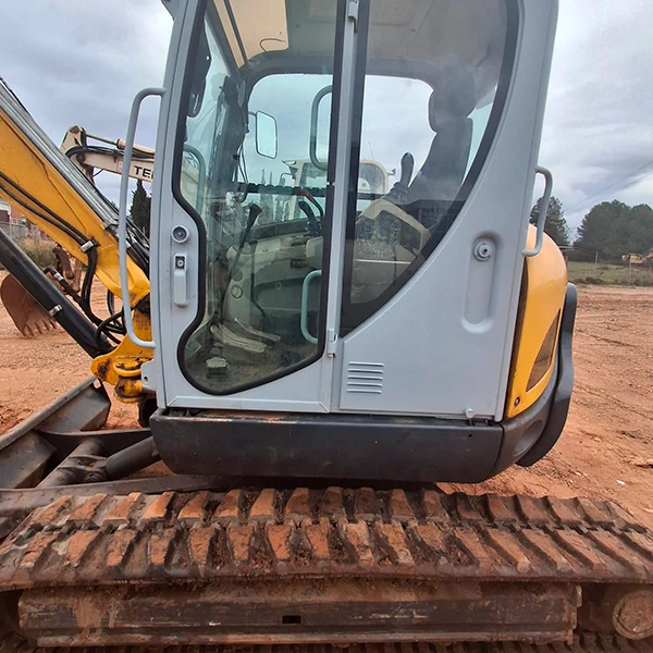 Cabina cerrada de la excavadora Wacker Neuson 75 Z 3 con puerta de cristal en GRUPOCIBSA.